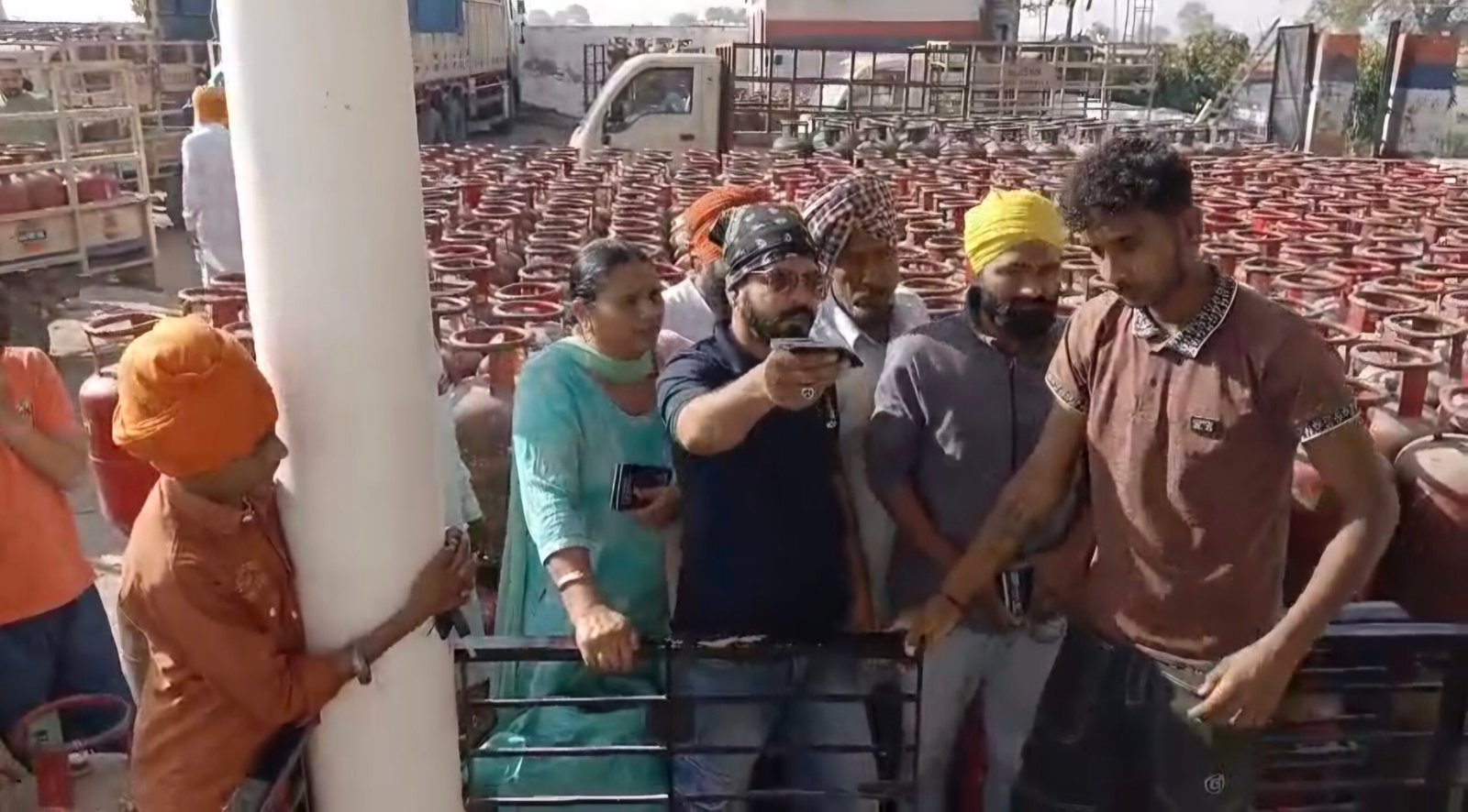 LPG सिलेंडर संकट गहराया, आम आदमी पर दोहरी मार