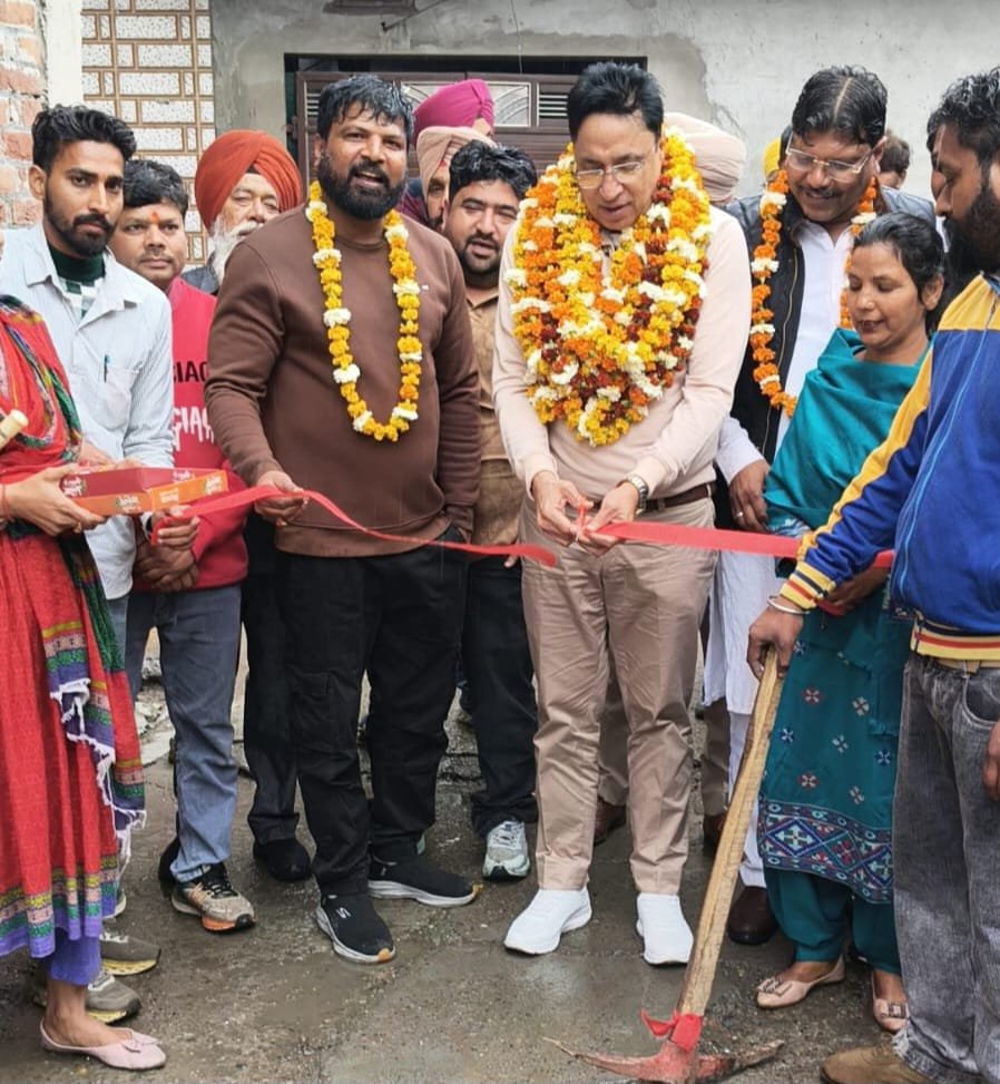 विधायक डॉ अजय गुप्ता ने गलियां बनवाने के विकास कार्यों का किया उद्घाटन