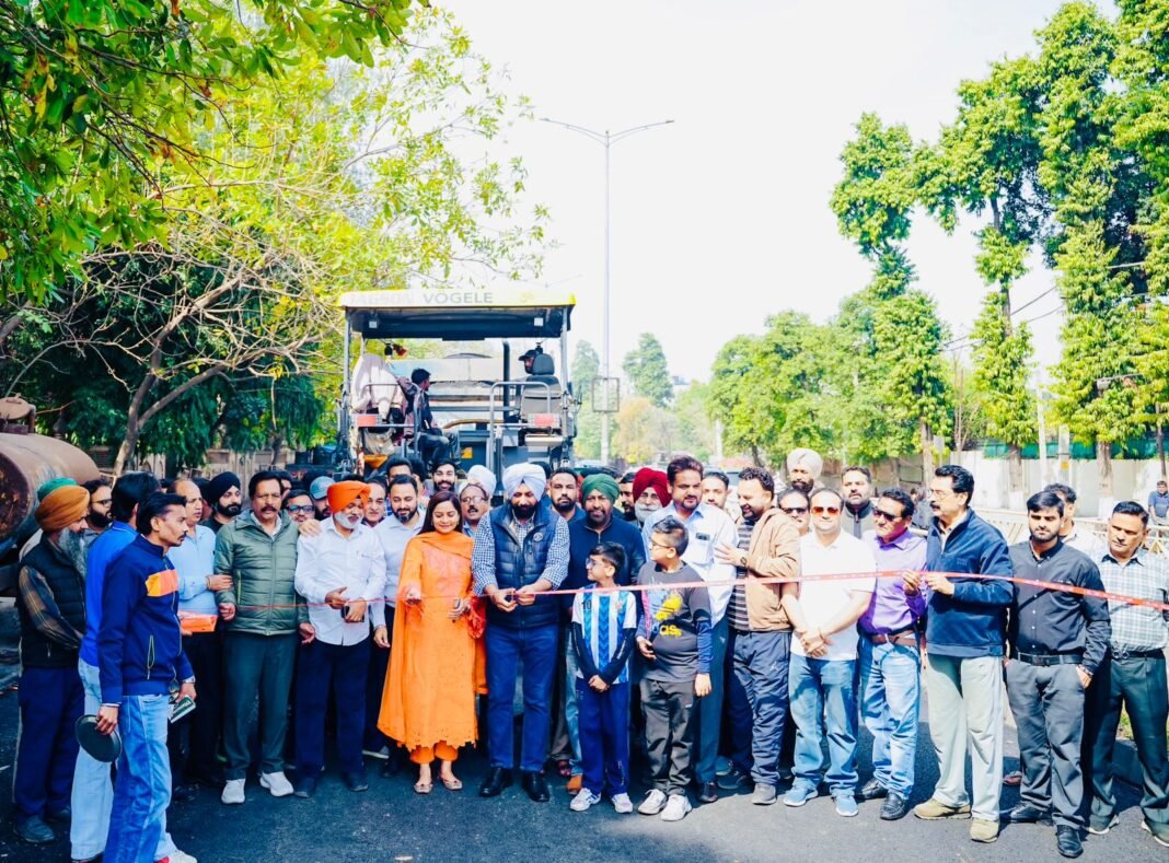 करमजीत सिंह रिंटू ने मॉल रोड पर प्रीमिक्स बिछाने के कार्य का उद्घाटन किया करमजीत सिंह रिंटू ने मॉल रोड पर प्रीमिक्स बिछाने के कार्य का उद्घाटन किया