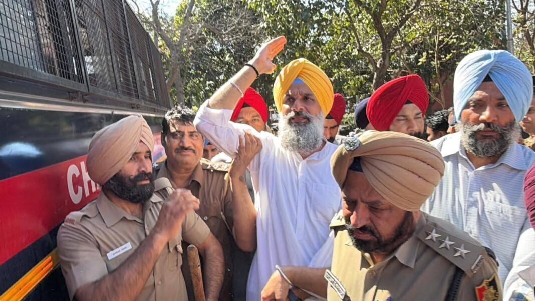 मजीठिया समेत विपक्षी नेता हिरासत में, भुल्लर की गिरफ्तारी को लेकर जोरदार प्रदर्शन मजीठिया समेत विपक्षी नेता हिरासत में, भुल्लर की गिरफ्तारी को लेकर जोरदार प्रदर्शन