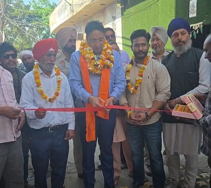 वार्ड नंबर 53 की गलियों को बनवाने के विकास कार्यों का किया उद्घाटन