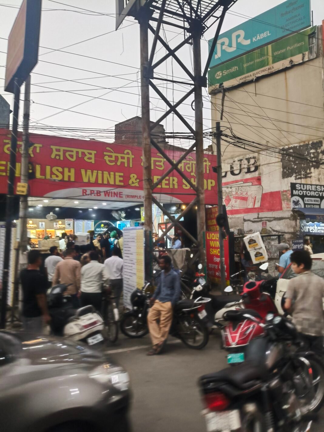 31 मार्च को शराब के ठेकों पर उमड़ी भारी भीड़ 31 मार्च को शराब के ठेकों पर उमड़ी भारी भीड़