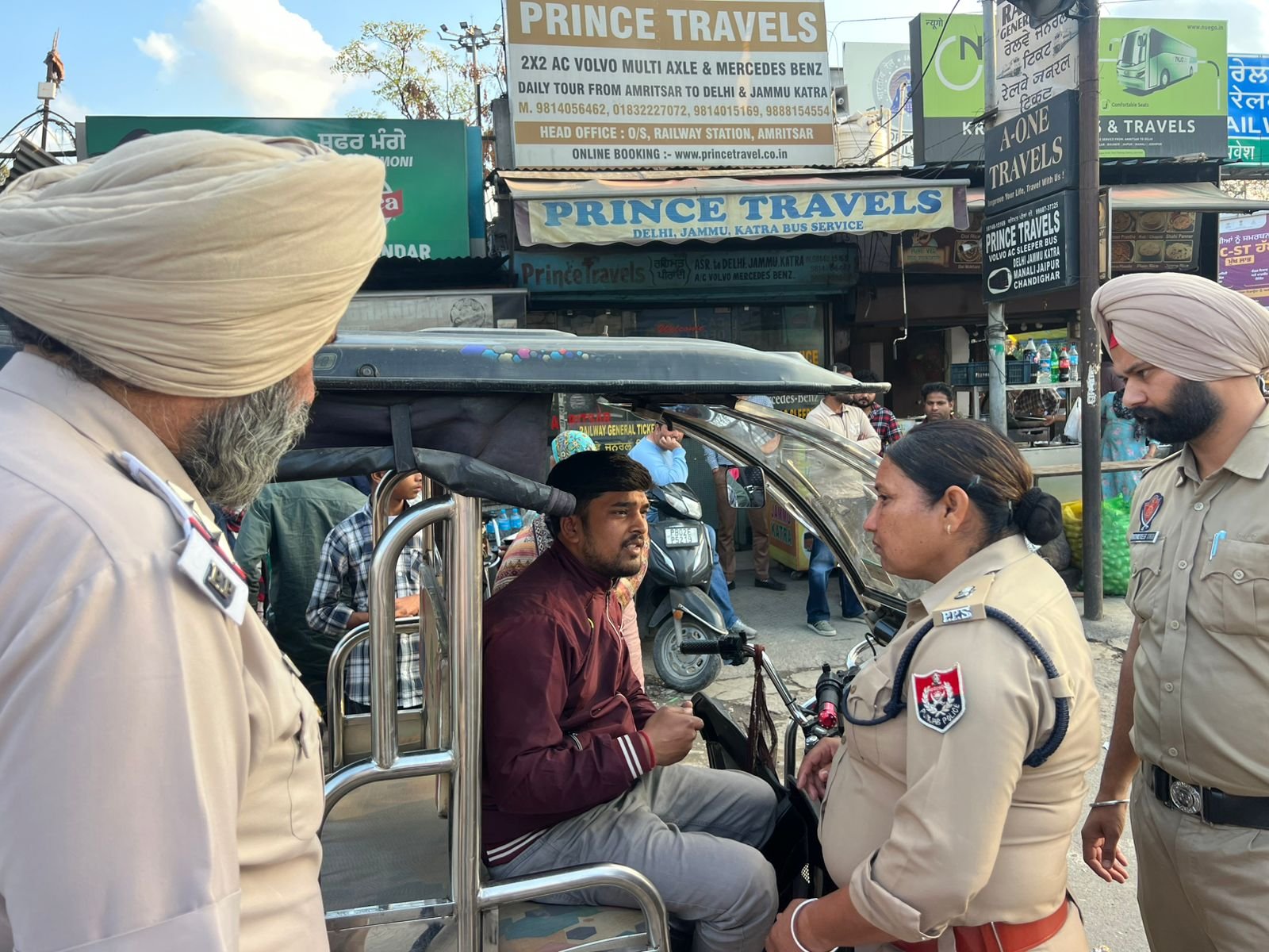 ई-रिक्शा और ऑटो चालकों पर पुलिस की कार्रवाई काटे चालान