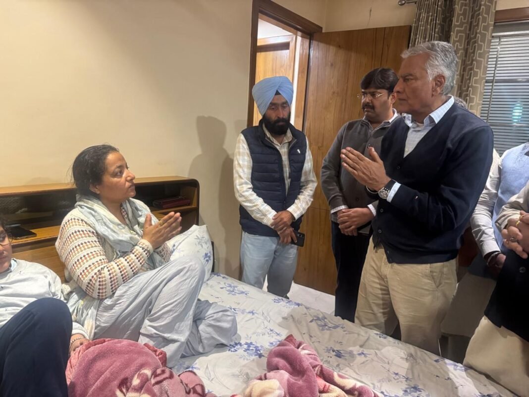 गगन रंधावा केस: सुनील जाखड़ पहुंचे पीड़ित परिवार के घर, इंसाफ दिलाने का दिया भरोसा गगन रंधावा केस: सुनील जाखड़ पहुंचे पीड़ित परिवार के घर, इंसाफ दिलाने का दिया भरोसा