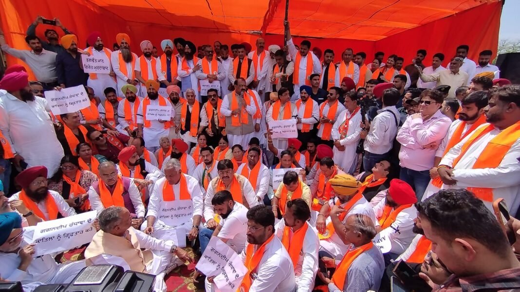 गगनदीप रंधावा के परिवार को इंसाफ मिलने तक बीजेपी अपनी लड़ाई जारी रखेगी: सुनील जाखड़ गगनदीप रंधावा के परिवार को इंसाफ मिलने तक बीजेपी अपनी लड़ाई जारी रखेगी: सुनील जाखड़